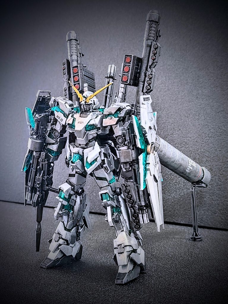 前面カット。工作自体は素組み。サイコフレーム以外はシタデルカラーの筆塗りで全塗装しています。