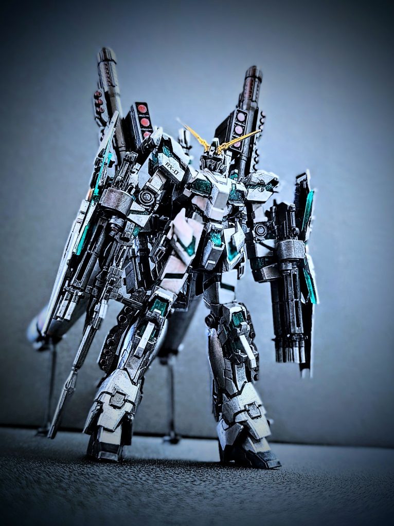 作るのは大変ですが武器がモリモリついているのはやはりカッコイイですね！！&nbsp;そして、今、テキストを打っている際に大事なことに気付いてしまいました。な、な、なんと、左手の拳がついていなかった(zaku-kao9)（また今度撮りなおさなくては...）それでも投稿してしまいます。すみません(gundam-kao4)