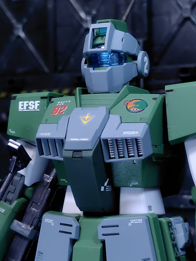 カメラアイ内部はメタリックブルー。ダクト内と頭部アンテナはガンメタル。