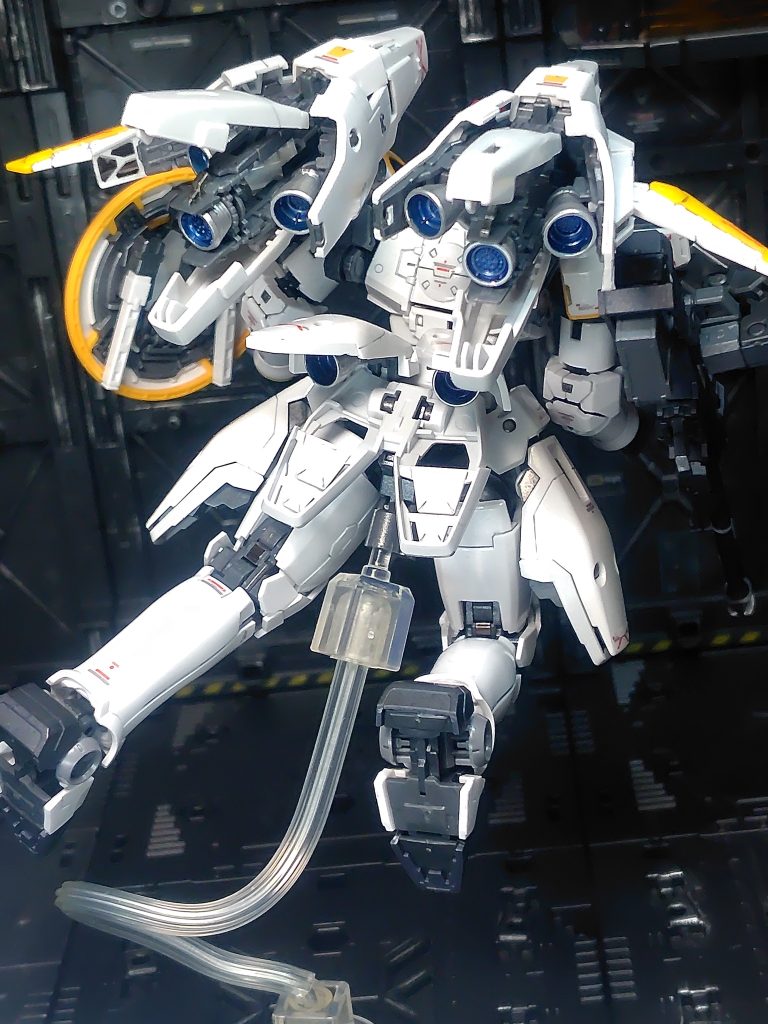 展開すると「殺人的な加速だ！」になります(gundam-kao6)RGらしいカッコいいギミックです。スラスターはシルバーとメタリックブルー。