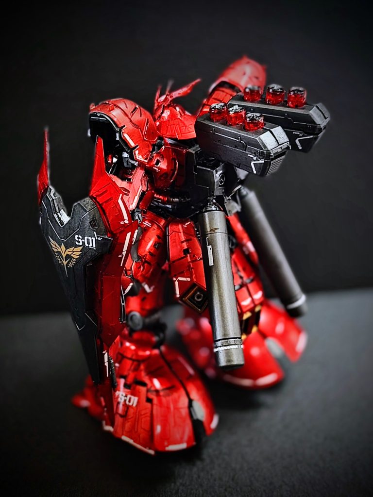 背面カット。マーキング等は付属のシールではなく、ガンダムデカールを使用しました。