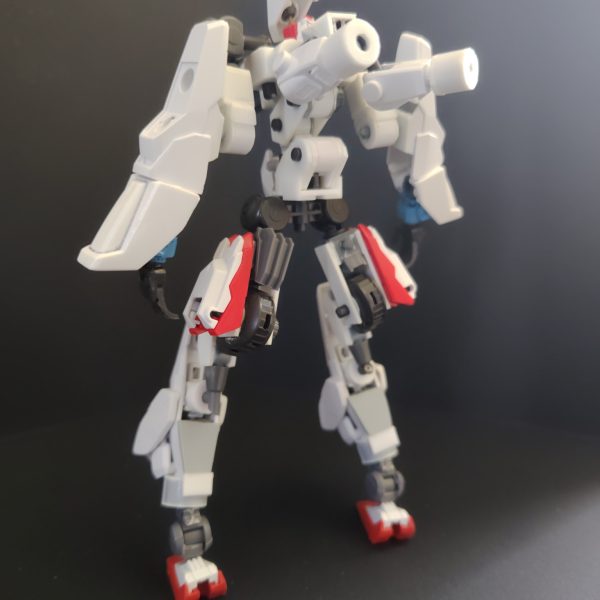 変形後のすり合わせのため足、腰フレームを作り直し。180°以上の可動域と理想のサイズを考えると自作パーツに行き着くので大変です。その他に装飾で関節にワッシャー入れたり、グレイズの肩を加工して可動域増やしたりしてます。前腕とつま先が決まったので、ポーズが決まる→戦闘シーンが想像しやすくなる→武装が決まる、、、と行き着きました。設定も煮詰まったので残るは装飾、武装製作。完成が見えてきました！（2枚目）