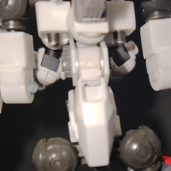 変形後のすり合わせのため足、腰フレームを作り直し。180°以上の可動域と理想のサイズを考えると自作パーツに行き着くので大変です。その他に装飾で関節にワッシャー入れたり、グレイズの肩を加工して可動域増やしたりしてます。前腕とつま先が決まったので、ポーズが決まる→戦闘シーンが想像しやすくなる→武装が決まる、、、と行き着きました。設定も煮詰まったので残るは装飾、武装製作。完成が見えてきました！（3枚目）