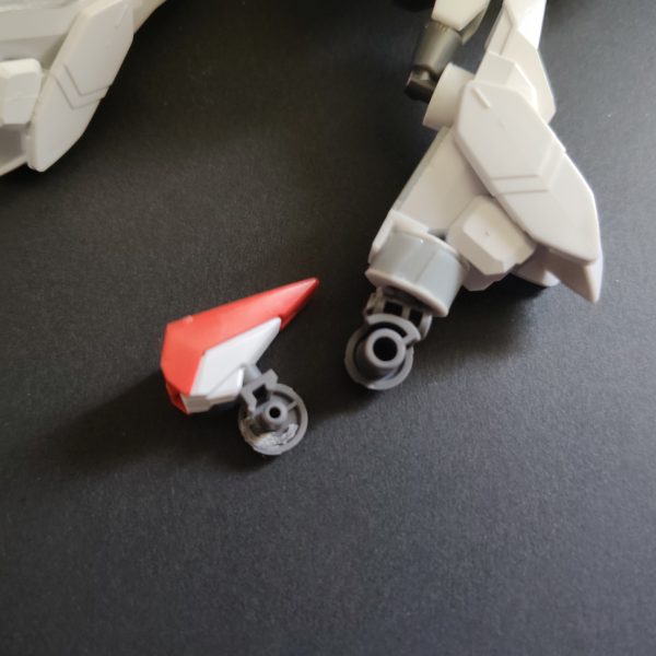 変形後のすり合わせのため足、腰フレームを作り直し。180°以上の可動域と理想のサイズを考えると自作パーツに行き着くので大変です。その他に装飾で関節にワッシャー入れたり、グレイズの肩を加工して可動域増やしたりしてます。前腕とつま先が決まったので、ポーズが決まる→戦闘シーンが想像しやすくなる→武装が決まる、、、と行き着きました。設定も煮詰まったので残るは装飾、武装製作。完成が見えてきました！（4枚目）