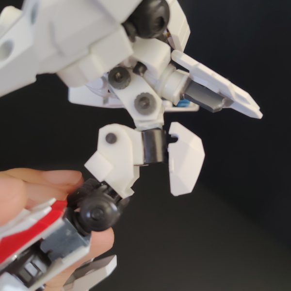 変形後のすり合わせのため足、腰フレームを作り直し。180°以上の可動域と理想のサイズを考えると自作パーツに行き着くので大変です。その他に装飾で関節にワッシャー入れたり、グレイズの肩を加工して可動域増やしたりしてます。前腕とつま先が決まったので、ポーズが決まる→戦闘シーンが想像しやすくなる→武装が決まる、、、と行き着きました。設定も煮詰まったので残るは装飾、武装製作。完成が見えてきました！（5枚目）