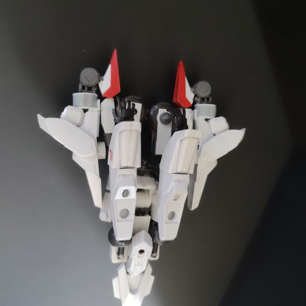 変形後のすり合わせのため足、腰フレームを作り直し。180°以上の可動域と理想のサイズを考えると自作パーツに行き着くので大変です。その他に装飾で関節にワッシャー入れたり、グレイズの肩を加工して可動域増やしたりしてます。前腕とつま先が決まったので、ポーズが決まる→戦闘シーンが想像しやすくなる→武装が決まる、、、と行き着きました。設定も煮詰まったので残るは装飾、武装製作。完成が見えてきました！（6枚目）