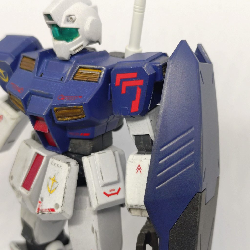 最近はプラモデル製作にあたってできるだけ新しいことに挑戦しようとしています。今回はデカールワークをやってみて、イキリ散らかした「T2」のロゴにしたかったのですが、「77」に見えなくもない、どうか「T2」としてください……。
