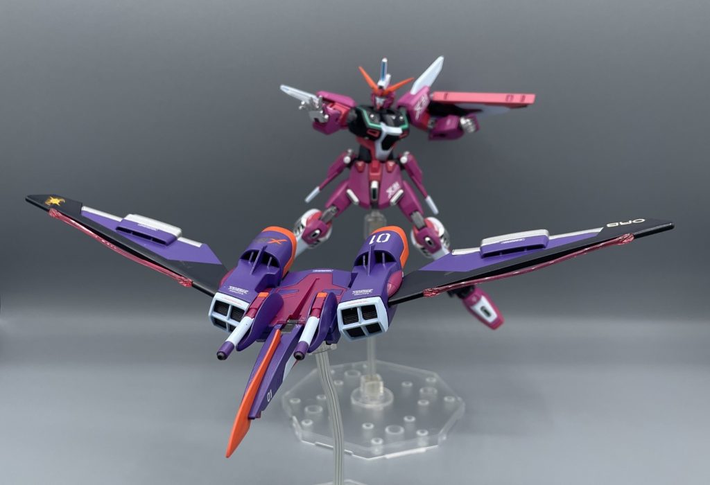 グリフォン2ビームブレイド　両翼には、ガイアガンダムで使用されていたビームサーベルが形成器が装備され、敵機を斬り裂きます。　また、機首のブレードはインパルスに装備されていたナイフ、フォールディングレイザーを大型化したような装備となっており、ファトゥム-01単体で、強力・強大な突撃兵装になっています(-_-;)　ファトゥムー01の突撃をかいくぐったとしても、身軽になって更に高機動化したジャスティスが斬り込んでくるくるんだから、もう手の打ちようがありません。&nbsp;&nbsp;&nbsp;このッ！　馬鹿野郎ッ！！