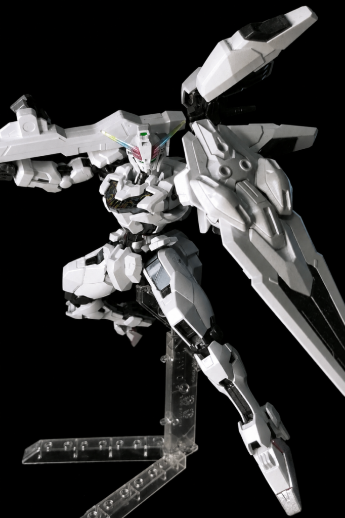透明な台座もついてくるのでお得なキットでした．