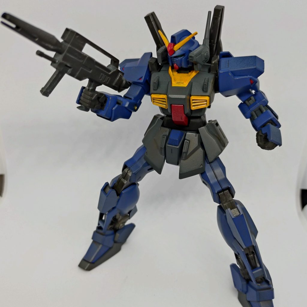 連邦軍版の「百式」をイメージして作りました。シールドを装備していないため、E-パックを懸架できないことからジムⅡのビームライフルを装備させています。もし一年戦争が早期に停戦してジオンが国家の形を保っていれば、連邦系技術しか持たないアナハイムが生まれて「ガンダム Mk-Ⅱ」が連邦軍の主力の一翼を担う世界線もあったかもなと想像して作りました。