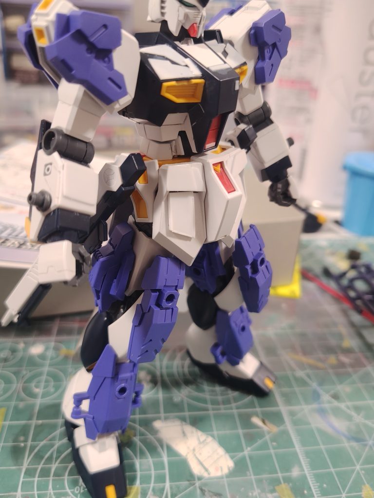 そして本体の各所にピンバイスで穴開けをしたり、ランナーからプラ棒を作って装甲をつけられるようにしてみました！またライフル、腰の横パーツに穴を開け、横パーツにプラ棒をさしてライフルをマウント出来るようにもしました！