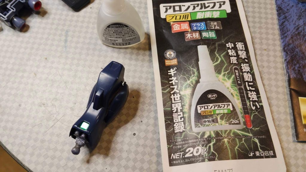 まずはアロンアルファ耐衝撃で各所を補修。ステンレス線とコレで大体何とかなりますｗ&nbsp;&nbsp;