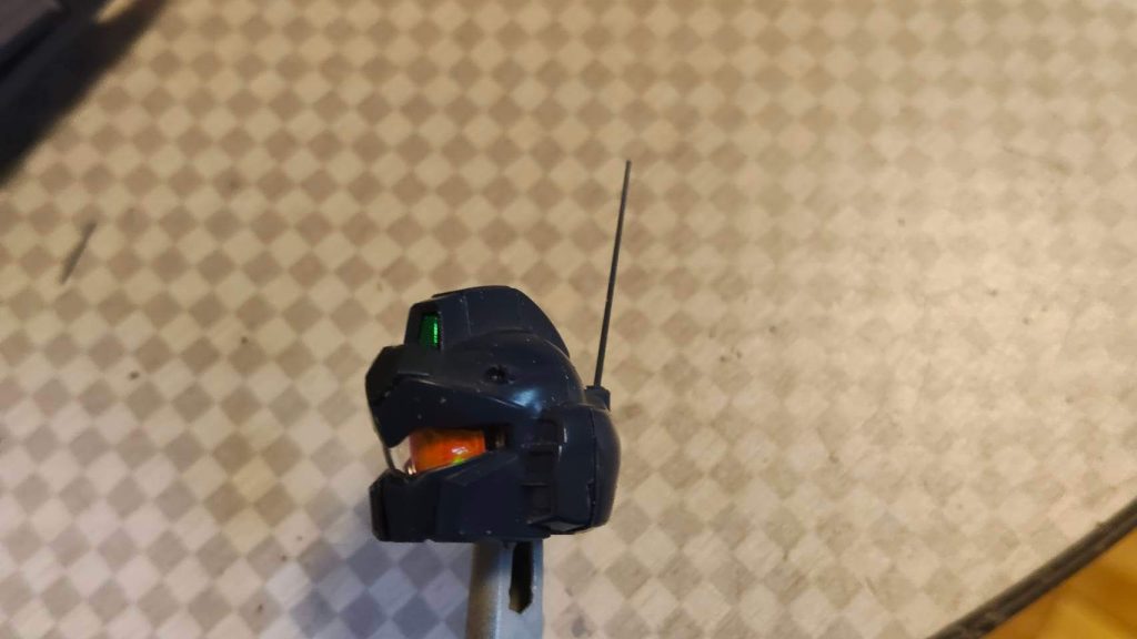ピンバイスで開けた穴に刺して完成。ちょっと細めにしてみました。あと、完成見本だとオレンジのバイザーが透明なんですよね…内部をオレンジにしてみたけどイマイチ…　手持ちの塗料がクリアレッドのみで、クリアイエローが無い（買いに行ったけど無い）のでオレンジに出来ないなぁ…と困っていたのですが&nbsp;&nbsp;&nbsp;