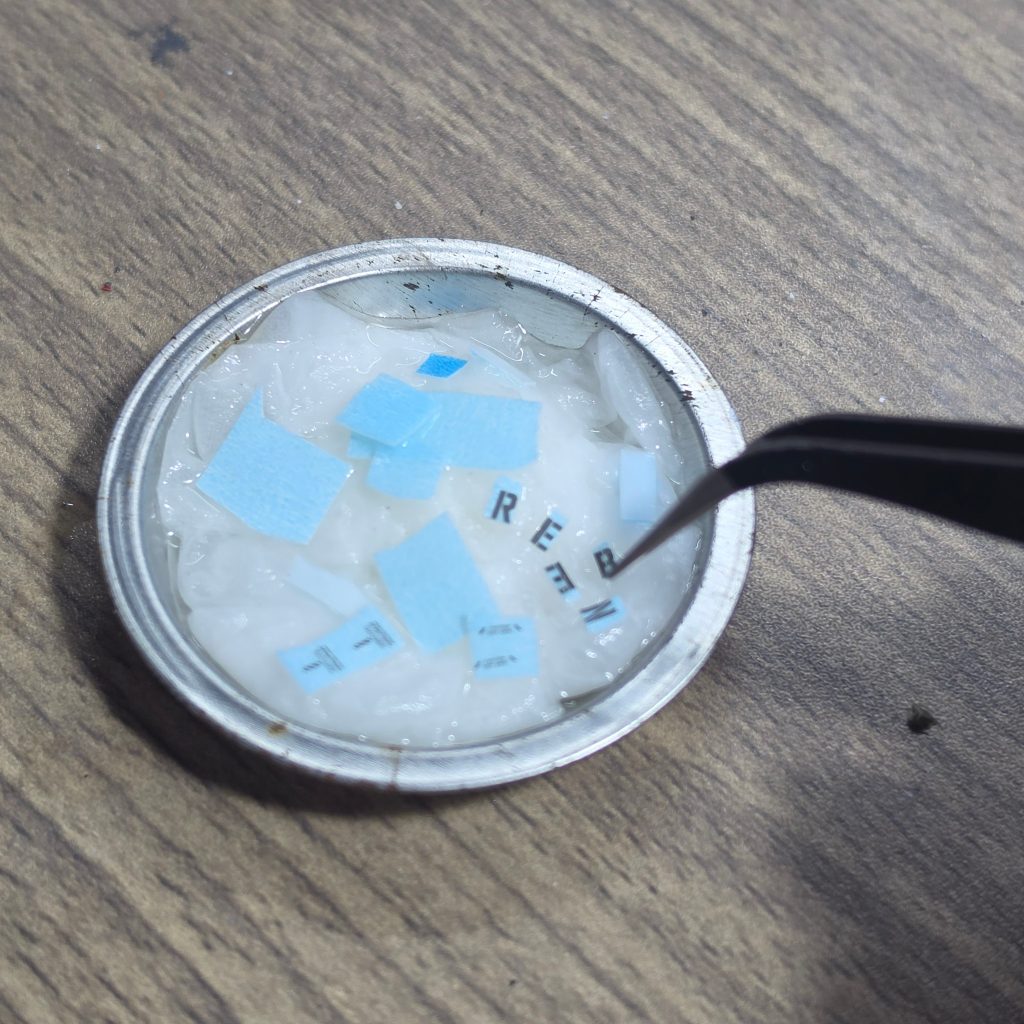 専用デカールがなかったため、型式番号と機体名はアルファベットデカールを購入し、一文字ずつ貼り付けました。