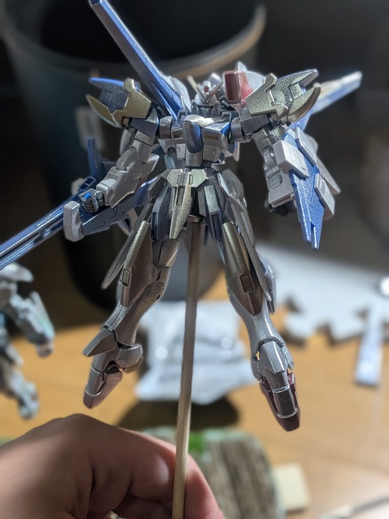 金プラは好きじゃないのでダイソーラッカースプレーの金を吹いて後は全部シルバーを薄く吹いてます