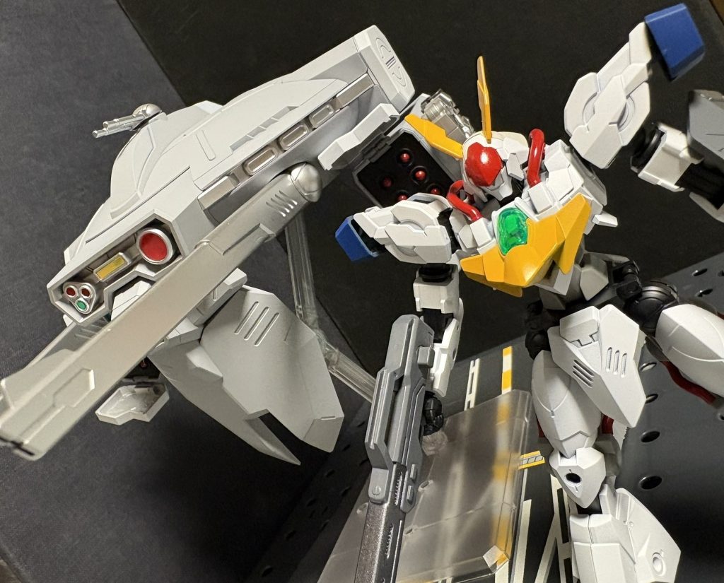 つい被せたくって、というか、並べたくって。当然、ホンモノのHG D1とかSEEDズゴックなんて持ってません。
