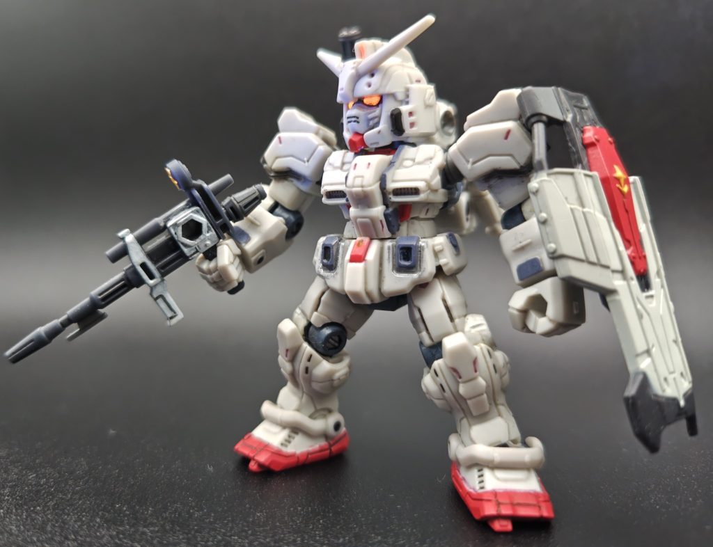 どっからデザイン持ってきた⁉️的なシールドとガンキャノン的なライフルも特徴的。作品での初対面は特に、正に連邦の白い悪魔でしたね〜圧倒的過ぎました😅