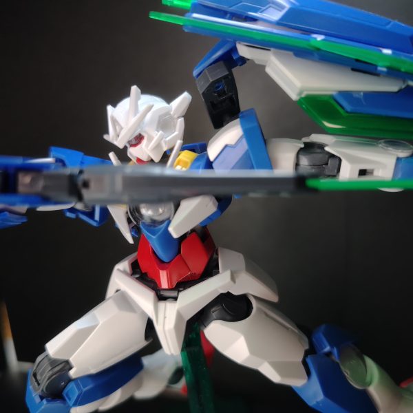 久しぶりの投稿です！本当ならEGνガンダムの改造塗装作品を投稿したかったのですが、台風等の影響をもろに受けて全然進められないので次に塗装するダブルオークアンタを仮組みしました！少ないランナー数でありながら色分け、稼働がしっかり確保されていて驚きました！今のところは僕が推してるVtuberさんのイメージでクアンタを塗装する予定です！（2枚目）