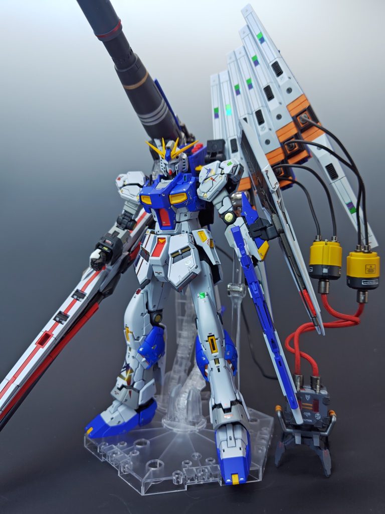 ハイパーメガバズーカランチャーとフィンファンネルを背中にマウントエネルギーコントロールのサポートメカとエネルギータンクを自作しました。続いてサザビーも製作中です。ご覧いただきありがとうございます。