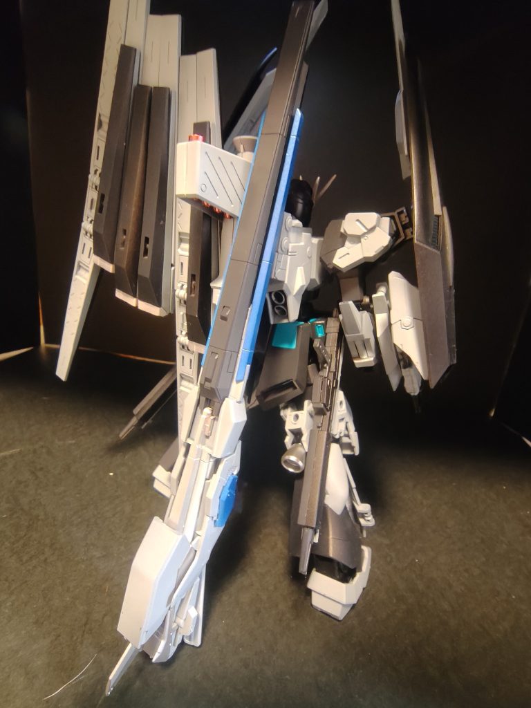 ガンプラからはEGνガンを2個使用してシールドを二つ肩にセメントで固定、両腕ともサーベルマウントしてある左腕の状態にさせて、オプションパーツのダブルフィンファンネル用をパックパックにEGのロングレンジフィンファンネルを装備させました！