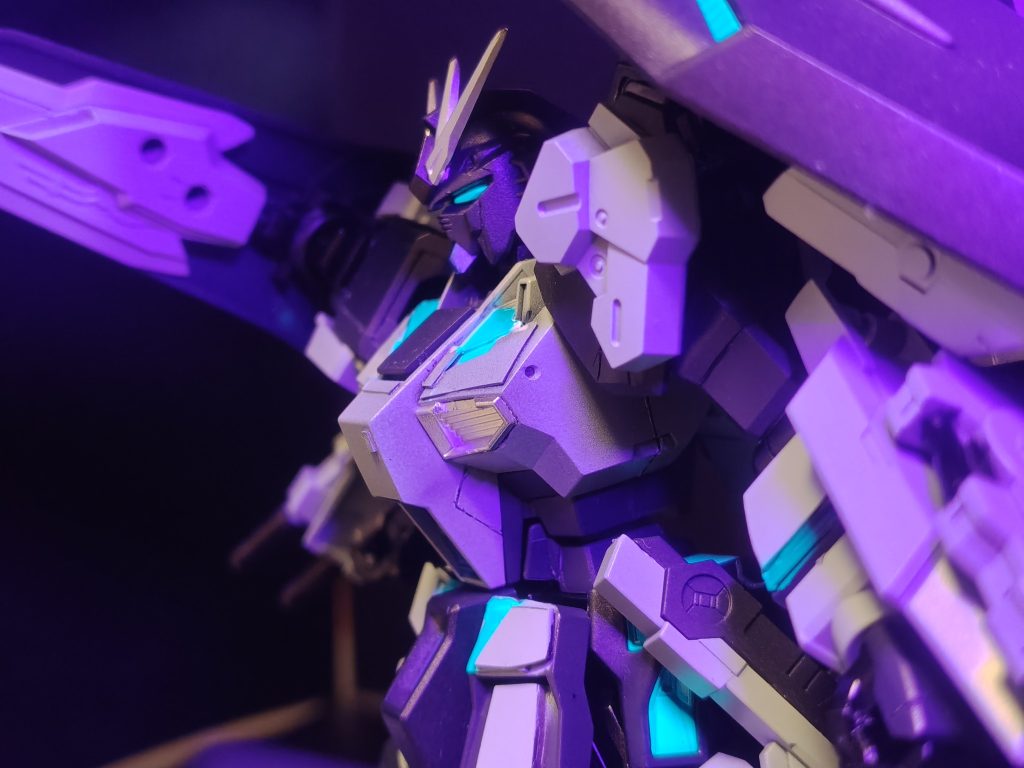 そして今回は初めてプラ板と蛍光塗料を使いました！プラ板で装甲を増やし、一部パーツには蛍光ブルーグリーンを使ってサイコフレームが増設された雰囲気を出してみました！