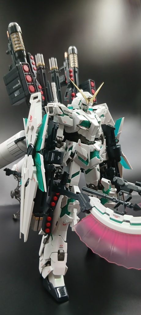パール塗装でサイコフレームを表現したかったんですが、ぜんぜん写ってませんね。実物はパール感でてるんですが。