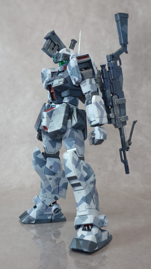 ジムスナイパーⅡ単体スジボリとプラ板によるディテールアップを施しています