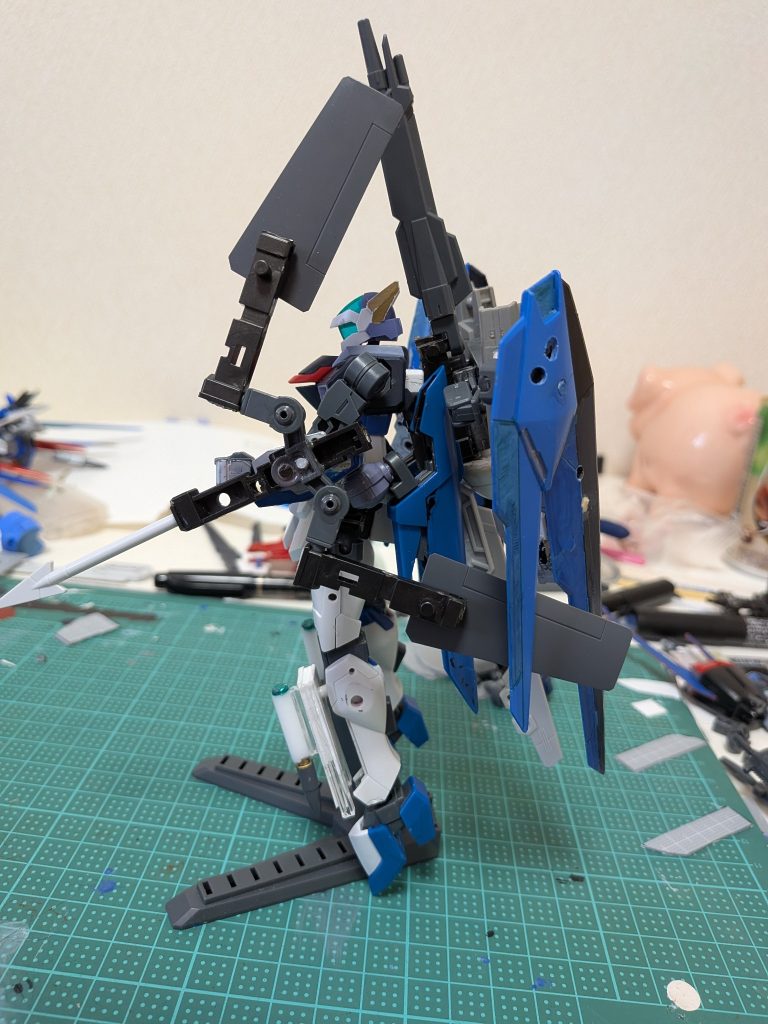 というわけで先行して作ってたダルケルより早く完成したリーバル外装です（いいの思いつかなかったからひとまず可変機構とオオワシの弓持たせて完成させたなんて言えねぇ……）&nbsp;