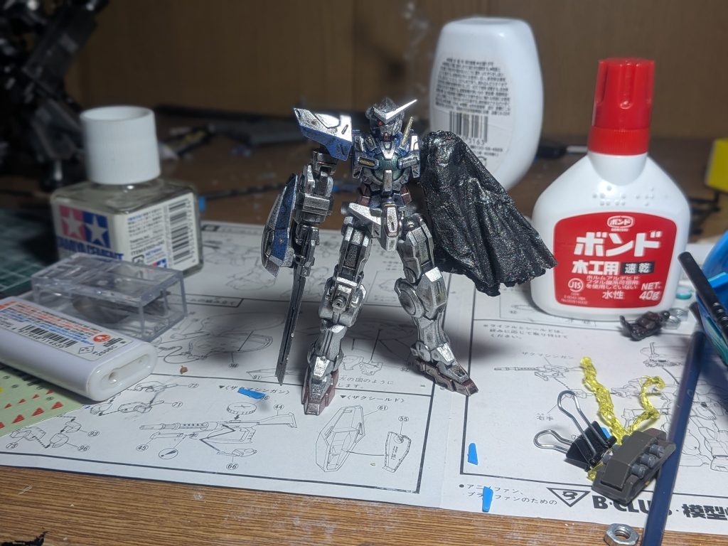 刃をズタボロにして右肩のケーブル、左のフロントアーマー、鎖骨辺りに生えてたアンテナを取っ払って足、胸はプラバンやランナーで再現しました