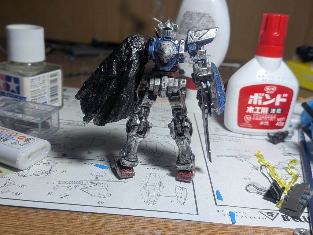 マントはボンドやらアクリルガッシュの黒やらを塗って乾かしたものです。