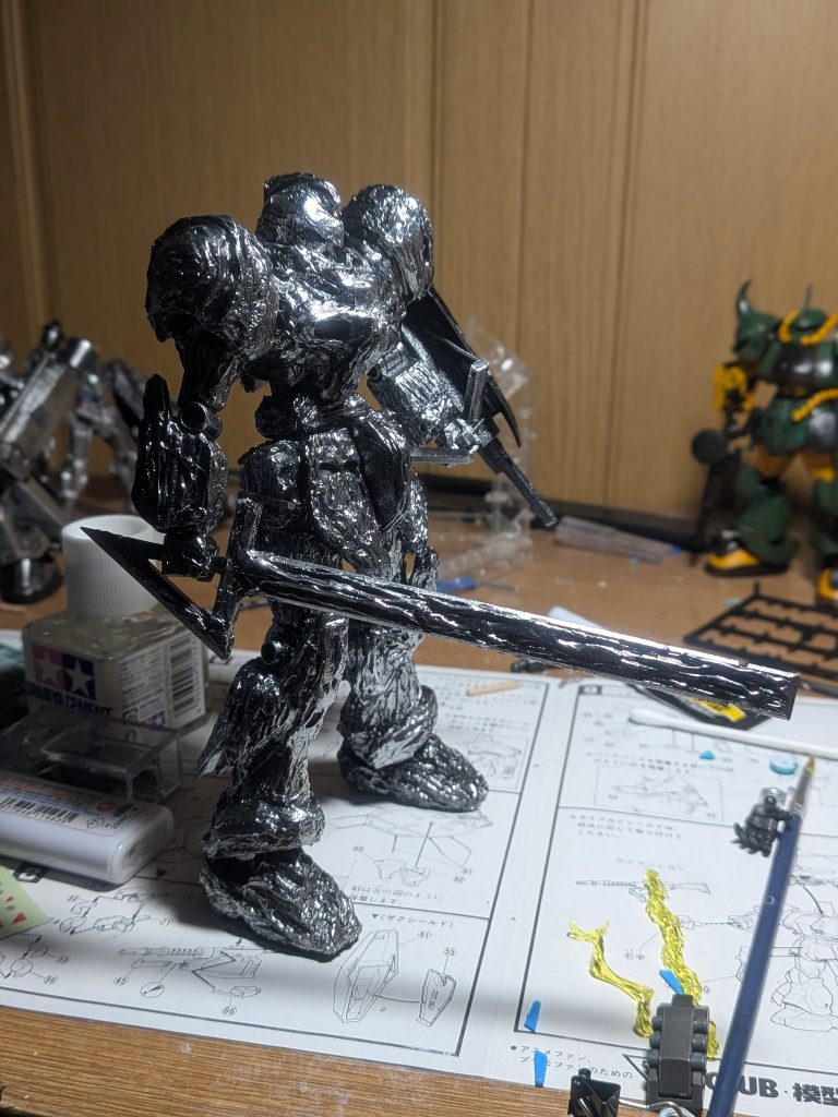 エグゼキューショナーズソード風の武器ランナーでスクラッチしてます元の体型だと似合わないので股の幅、肩幅、腰を伸ばしてます&nbsp;