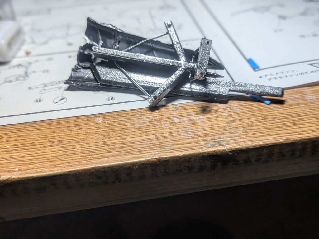 盾の裏ニューガンダムの盾の上半分を切り飛ばして裏にボウガン風のディティールとランナーからスクラッチしたり短刀がしまえるようにしてます&nbsp;&nbsp;