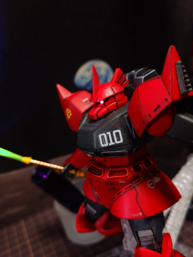 肩の排気口は、ゲルググマリーネのパーツから型をとって、100均のレジンで作りました。胸の左右には、プラ板を貼ってます。