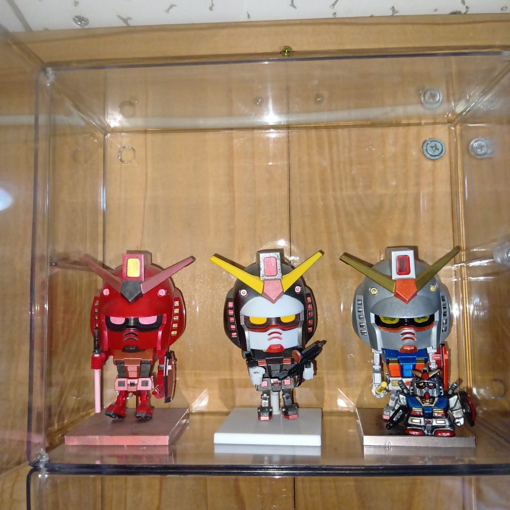 百均ディスプレイケースにて、ガンプラくんやザクプラくんなら3体並ぶのですが・・・