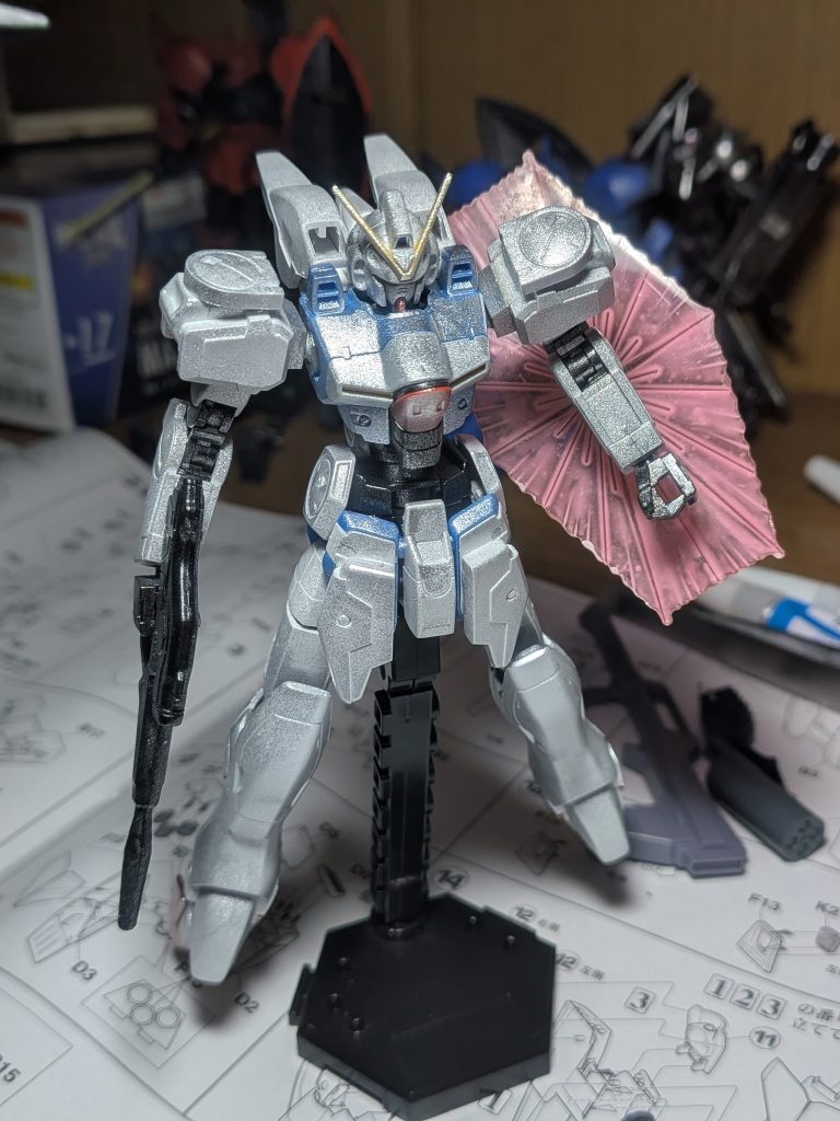 塗装はダイソーラッカースプレーのシルバーを全体に薄く吹いています。関節は先に黒で塗装することでガンメタっぽくなって好きです
