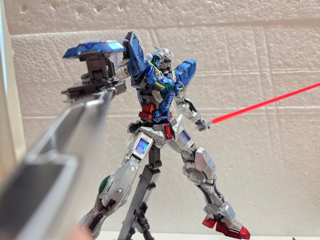 中々いい感じにポーズが決まったと思います。腰のGNショート(ロング)ブレイドが干渉して足があまり開かないのがちょっとキツかったですね。まぁ2009年のキットなのでしかないかなと。他は文句なしですね。最後までご覧いただきありがとうございました。次回も見ていただけたら幸いです。