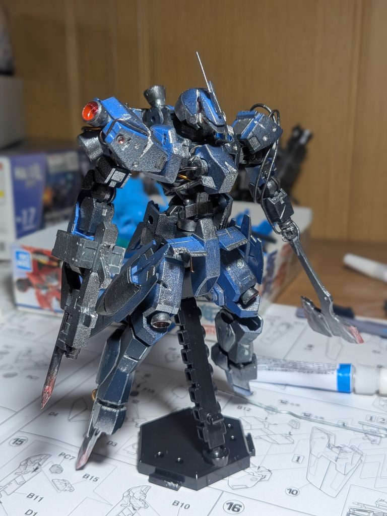 全身に弾痕と切傷をつけてダイソーラッカースプレーのシルバーと黒を吹き付けました。ホントはアンテナも破損させるつもりは無かったんですが落として折れたので針金をロッドアンテナっぽく装備させました