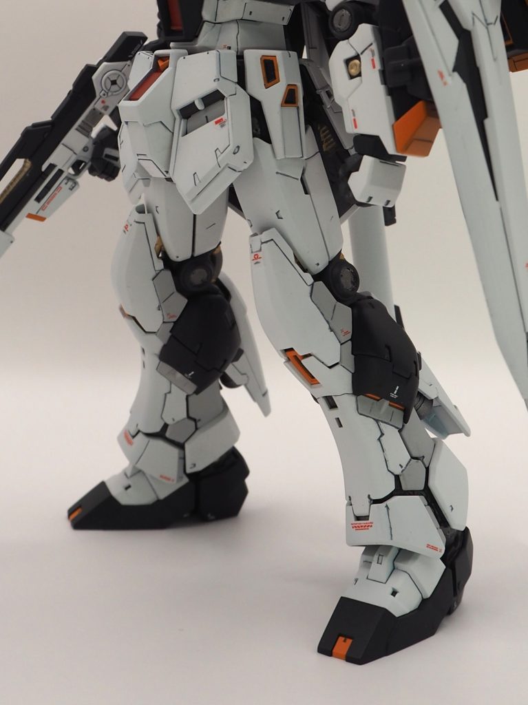 塗り分けのグレー部分は中央を意識して、他の方の作品も参考にしつつ配置換えしております。この脚のグレーが特に気に入っているポイントです！