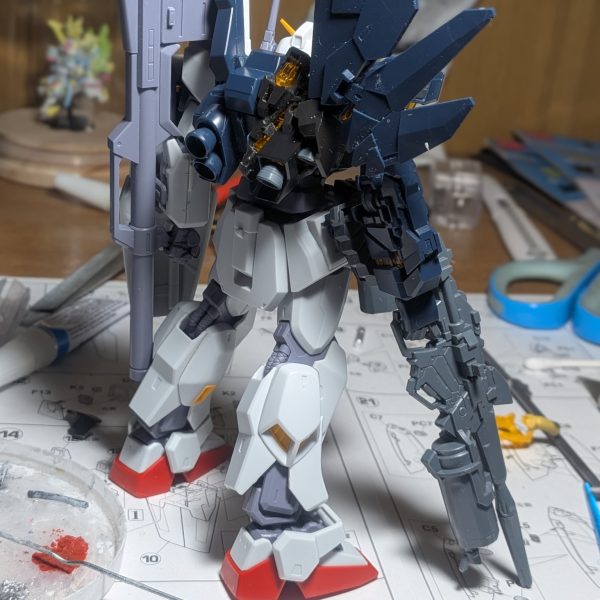 HGｍｋ２にHGバンシィ・ノルンのパーツミキシングしたものです。ｍｋ２メガラニカ仕様を見てたらもうユニコーンの腕くっつけたらいいんじゃねって思ったので、どっかからユニコーンシリーズの設計図でも見つけてｍｋ２にくっつけたみたいな設定です（2枚目）