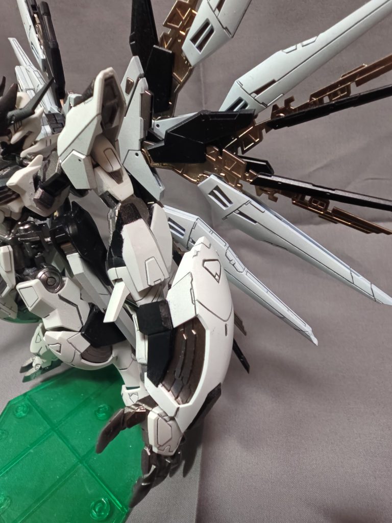腕の部分はデスティニーの足パーツに1/100バルバトスのパーツを使用。武装は、爪によるGNフィールドやIフィールドの破壊という設定です。