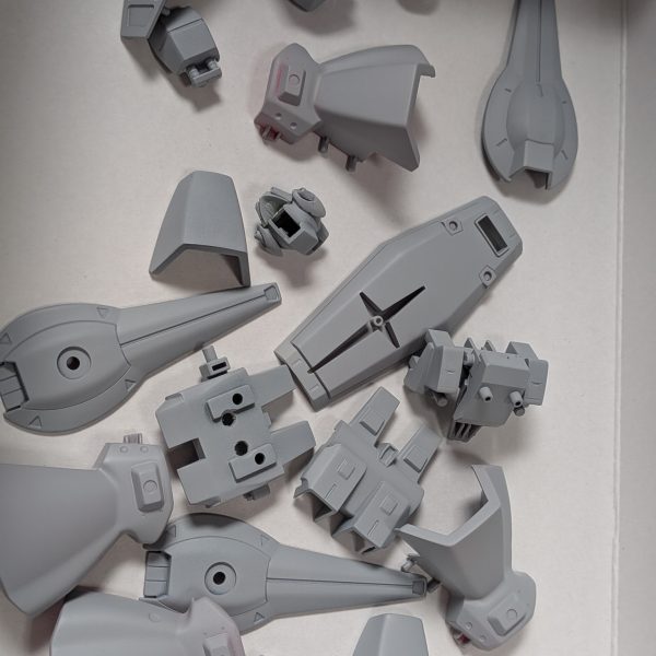 プレミアムバンダイから発売中のHGUC 1/144 リックディアス(クワトロ・バジーナ専用機)をベースにしたカスタマイズガンプラです。名称は「カヴァリェ・ディアス」ロンド・ベル創設期にリックディアスをベースにカスタマイズされたテスト機という設定です。当時配備が進められていた「ジェガン」のパーツを頭に一部流用しているのが特徴です。今日までに表面処理、部分改造などの工程を終え、一部本塗装に入っており、スプリッター迷彩を予定しています。 もともと、スプリッター迷彩で仕上げる予定でしたが、アンクシャやリック・ディジェの事を考えているうちにスタークジェガンの余剰パーツに手を付けていました。 完成は今週末以降を予定しています。 お読みいただき、ありがとうございました。(2枚目)