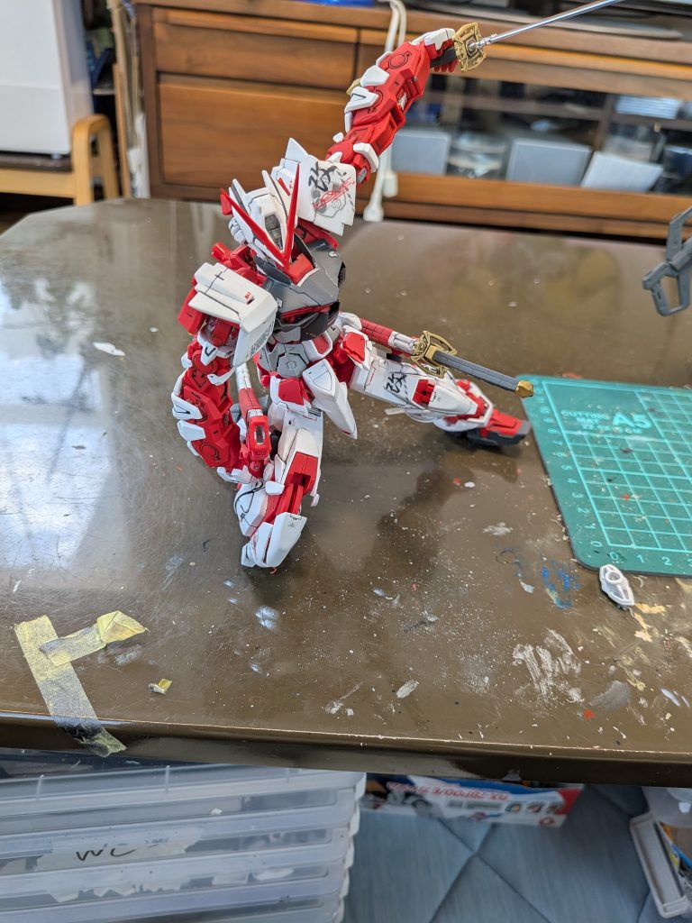 日本刀です手に持ってるのが菊一文字ですゲート処理した跡はガンダムマーカーのメッキシルバーを使って消しています