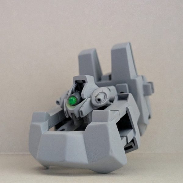 プレミアムバンダイから発売中のHGUC 1/144 リックディアス(クワトロ・バジーナ専用機)をベースにしたカスタマイズガンプラです。名称は「カヴァリェ・ディアス」ロンド・ベル創設期にリックディアスをベースにカスタマイズされたテスト機という設定です。当時配備が進められていた「ジェガン」のパーツを頭に一部流用しているのが特徴です。今日までに表面処理、部分改造などの工程を終え、一部本塗装に入っており、スプリッター迷彩を予定しています。 もともと、スプリッター迷彩で仕上げる予定でしたが、アンクシャやリック・ディジェの事を考えているうちにスタークジェガンの余剰パーツに手を付けていました。 完成は今週末以降を予定しています。 お読みいただき、ありがとうございました。(1枚目)