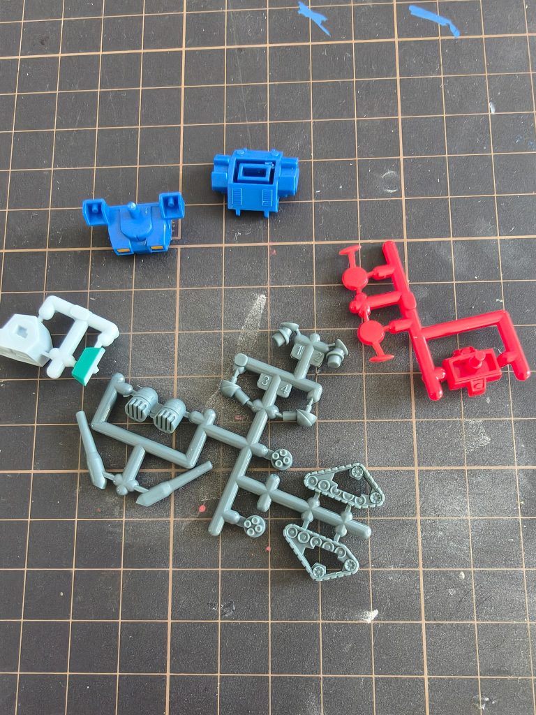6袋開けたところで全種コンプ。とりあえず被ったガンタンクだけ作ることに。