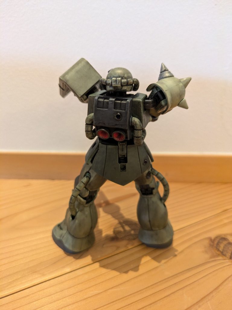ハンダゴテとウェザリングカラーとウェザリングマスターで汚してつや消しスプレーしました！モノアイ（銃も）はHアイズに蛍光ピンクを塗りましたスパイクは無くしたから公式の改造パーツを貼り付けだぜほぼ素組で部分塗装しました☻