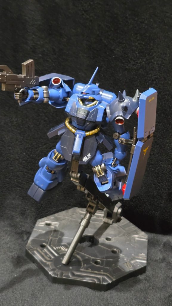 コーションマークとエンブレムをガンダムデカールの72番を使用してディティールアップしてます。