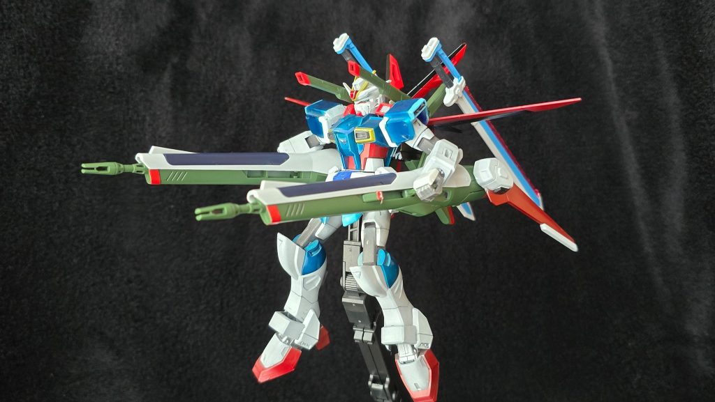 ブラストモード肩砲門(デリュージー超高初速レール砲)とケルベロス高エネルギー長射程ビーム砲を構えた姿。ただ、稼動の関係で4連装ミサイルランチャーは上方向にしか発射出来ません。