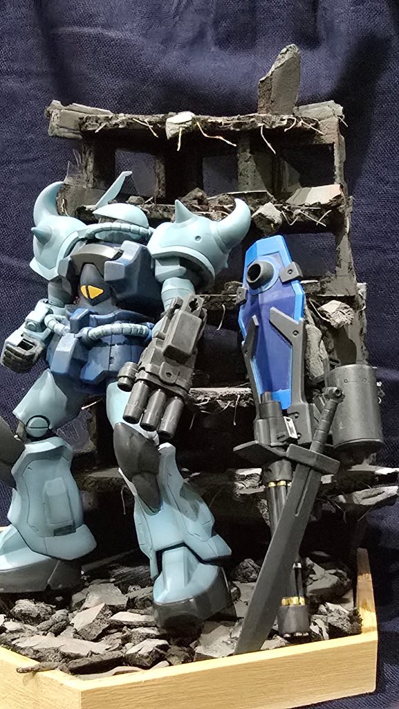 半壊したビルの陰から遠くを見てる感じが表現出来てるでしょうか？キットは素組の全塗装。ジオングレーでシャドーを入れてます。シールドのみグフカラーのままです。