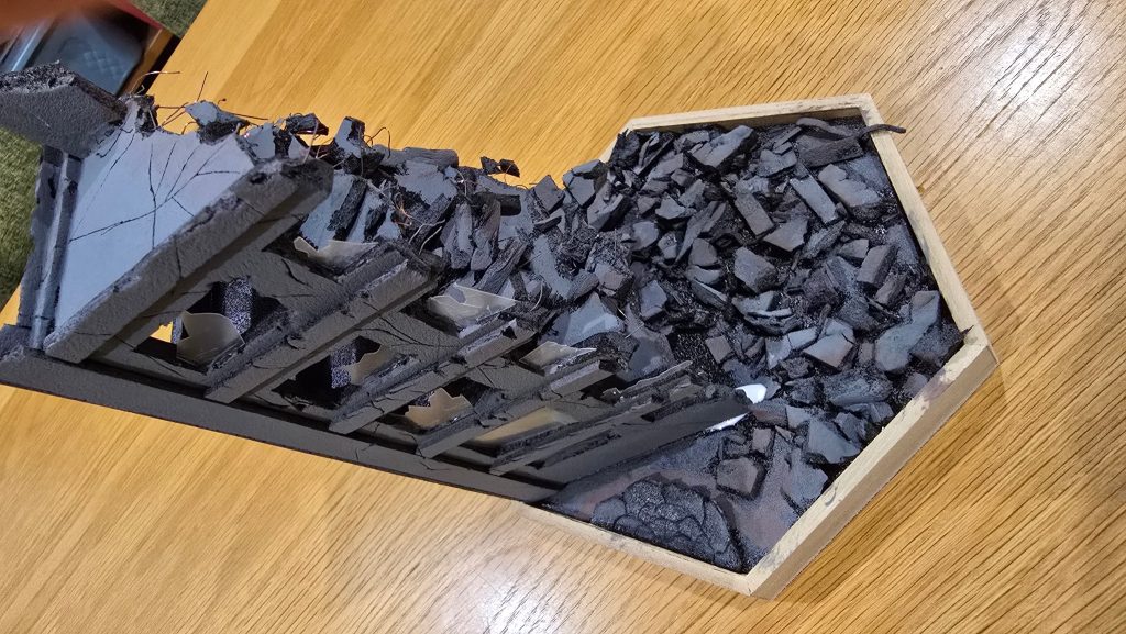 全体的にアクリル絵の具でグレーに塗って、カッターでひび割れを入れて完成。陸戦タイプには汎用で色々使える土台が出来たと思います。