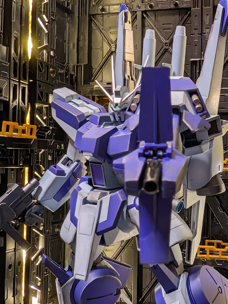 シールドのビームランチャーを構えて。ガンダムフェイスですが純粋なガンダムではないので目つきも悪く強そうです。今回は持ってる技術を色々注ぎ込みましたが、まだまだですね。精進します。失礼しました